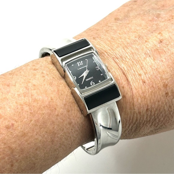 Vernier Quartz Working Watch Clamper Bangle Style - Picture 6 of 13